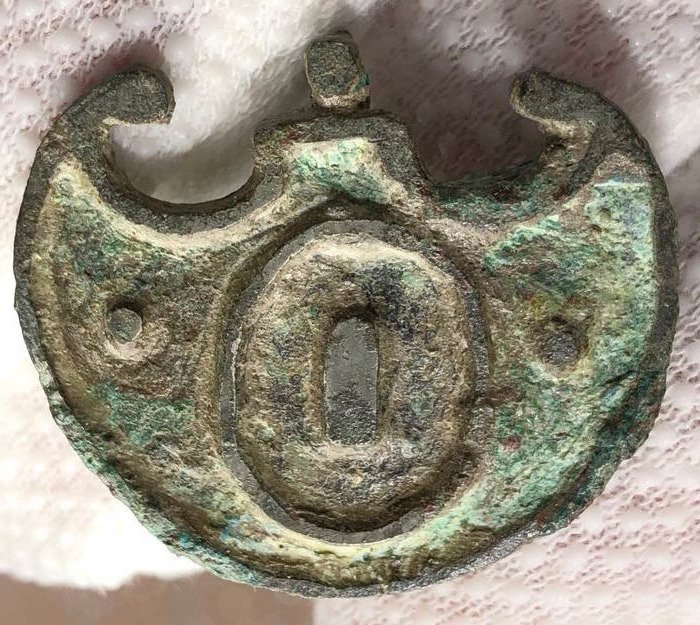 Oud-Romeins Brons Broche Fibula in de vorm van een Pelte (oud-Grieks schild). Een cirkeldecoratie die lijkt op Apotropaic Eye
