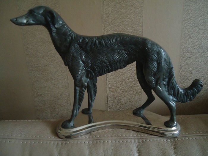 statig Barzoi Barsoi statue - metalen windhond - metalen russische  wolfs hond verzilverde sokkel plaat