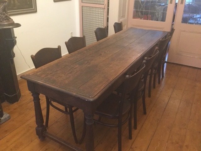 Une table à manger française en bois de cerisier lessivé et huit chaises Nazowia Noworadomsk (style Thonet) - Bois, Bois - Cerisier