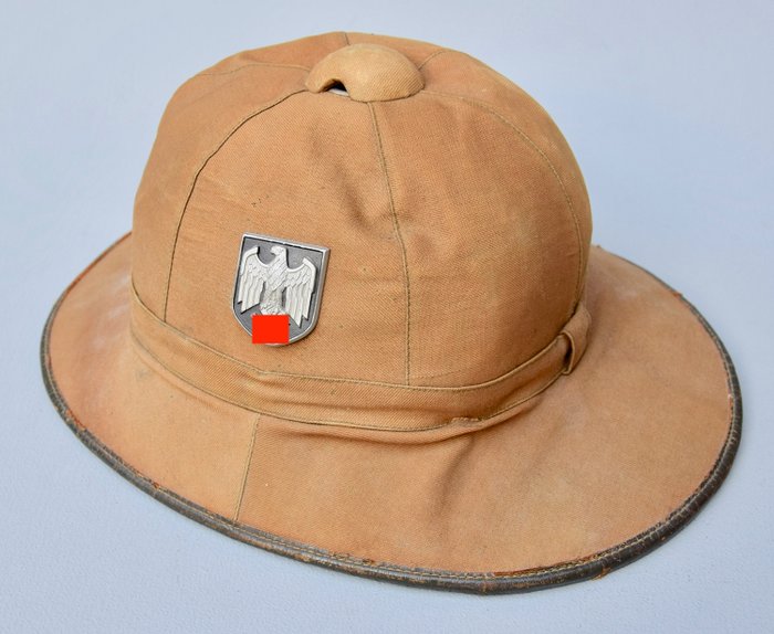 Tyskland - 2 tropisk hjelm af verdenskrig Afrika Korps med begge emblemer, meget god stand