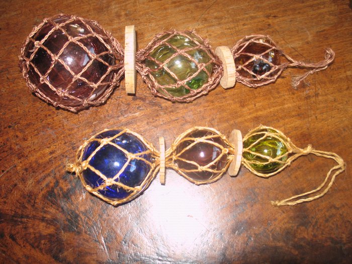 6 brocante gekleurde glazen bollen in gevlochten net van touw (6) - glas en touw