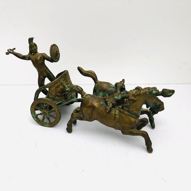 Bronzen beeld van een strijdwagen met hierop een romein, welke word voortgetrokken door twee paarden - Brons