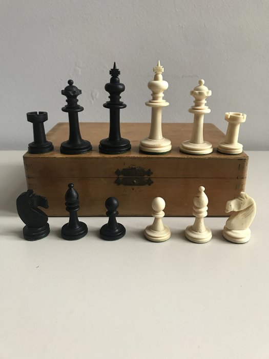 Karl Paul Uhlig - Borstendorf Schachbrett Fabrik - Chess pieces in a wooden box (33) - Bone