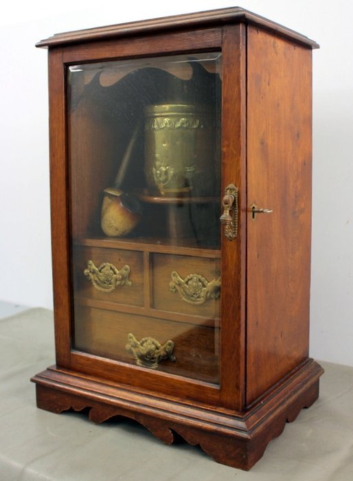 Armário de tabaco antigo com frasco de cobre para tabaco