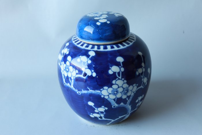 gemberpot (1) - Blauwe achtergrond - Porselein - Prunus - China - 19e eeuw