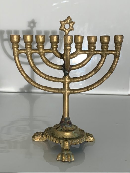 Candelabro auténtico antiguo de Hanukkah o Menora con pie de león - bronce macizo