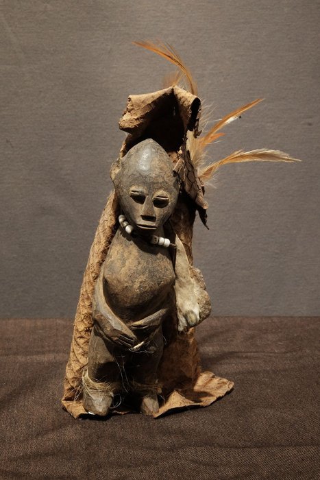 Shrine (figure) - Feathers, Plant fibre, Wood - Provenance Jan Van Camp - Lobi - Liberia 