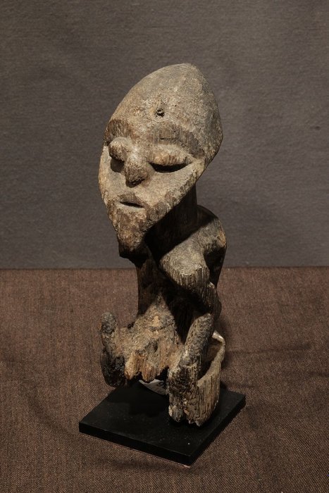 Small Shrine figure - Wood - Provenance Donald Taitt - Mambila - Nigeria 