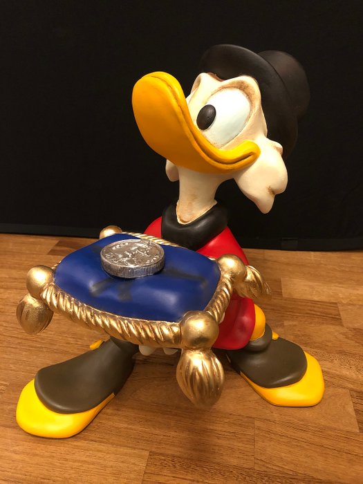 Disney - Statua - Zio Paperone con prima moneta della sua collezione