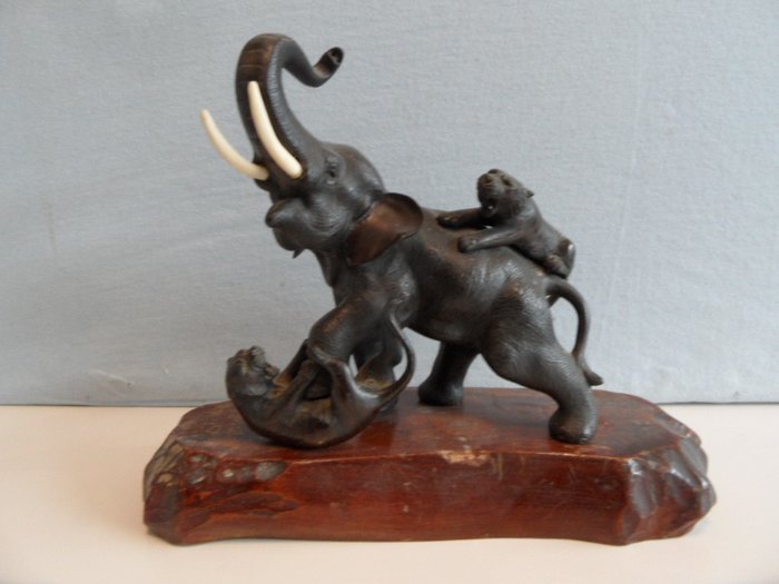 Okimono - 黄铜色 - 大象与两只老虎战斗，签名 - 日本 - 19世纪