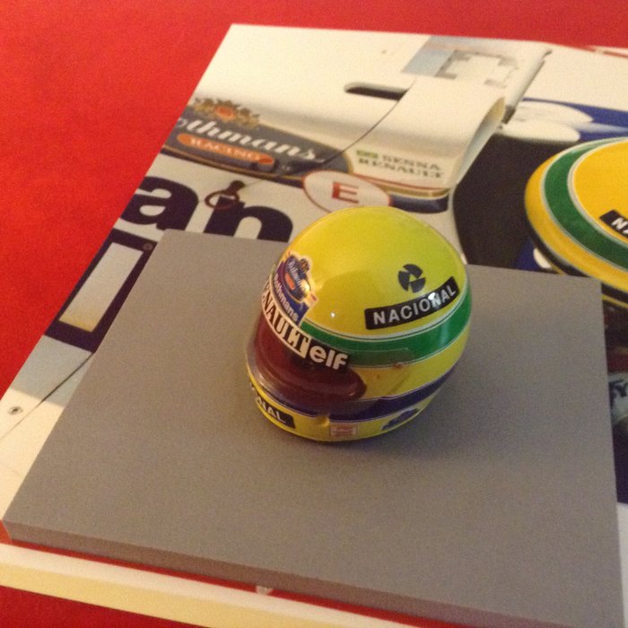 Calcas casco Ayrton Senna escala 1:8 