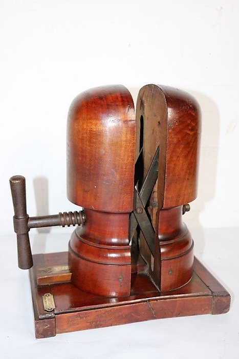 Eine Hutform L'universel systeme brevete G.D.G. - Holz - Eiche - Erste Hälfte des 20. Jahrhunderts