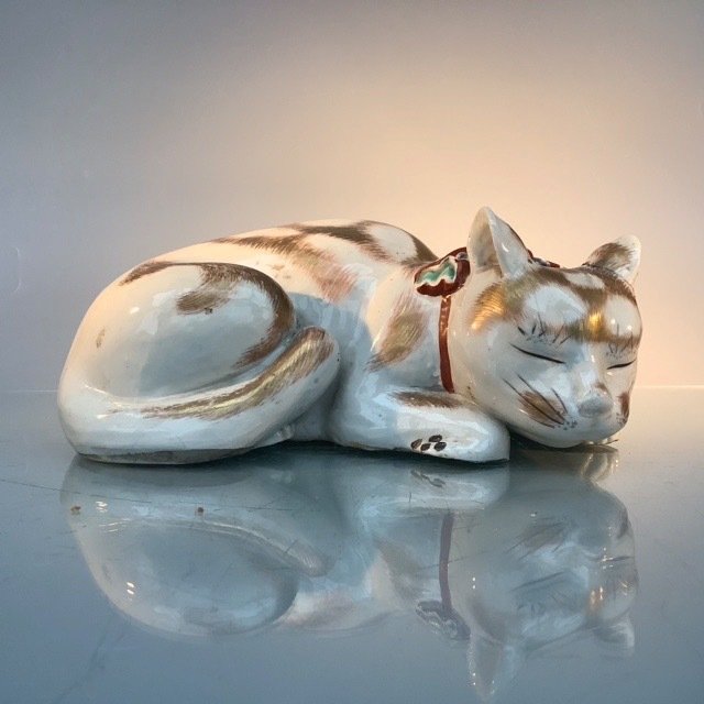 Beautiful porcelain model of a sleeping cat - Kutani - Porcelain - With mark 'Kutani Ide zo' 九谷井出造 - Japan - mid 20th century