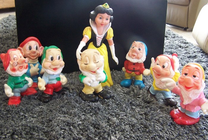 Disney - 8 figuren Ledraplastic  -  Sneeuwwitje en 7 dwergen - (1960)