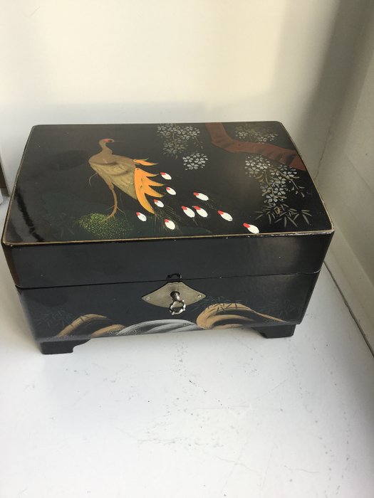 Toyo - Boîte à bijoux / boîte à musique japonaise en laque (1) - Bois, peinture, tissu, métal, verre.