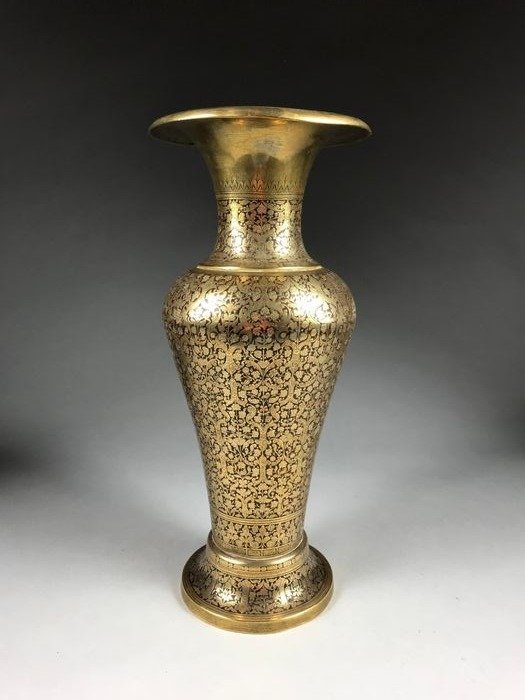 Vase mit feiner Gravur - Messing - Indien - Erste Hälfte des 20. Jahrhunderts
