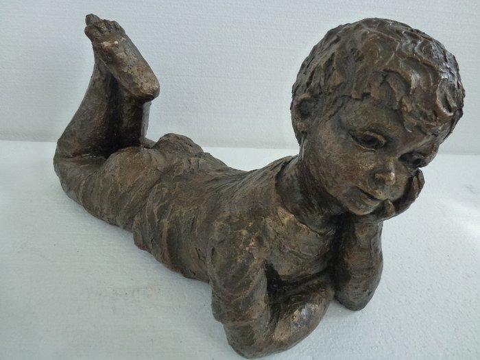 Kunstenaar Geert Kunen  - Large / heavy sculpture of a boy - signed - H 23.5 × 19 × 40 cm - 5.9 kg (1) - burn