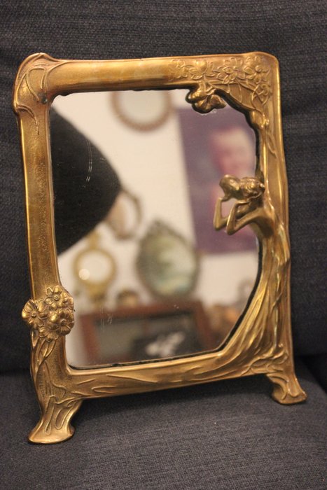 Kiva art nouveau -peili, jossa nainen katselee toisiaan - Messinki
