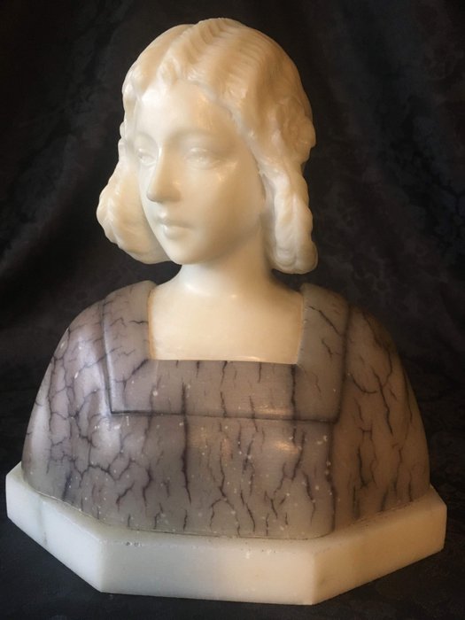 Bust, a young woman - Art Nouveau - Alabaster, Marble - 20th century