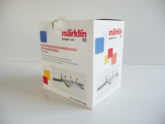 Märklin 74923 Fully Automatic Level Crossing with Half-Barriers # 