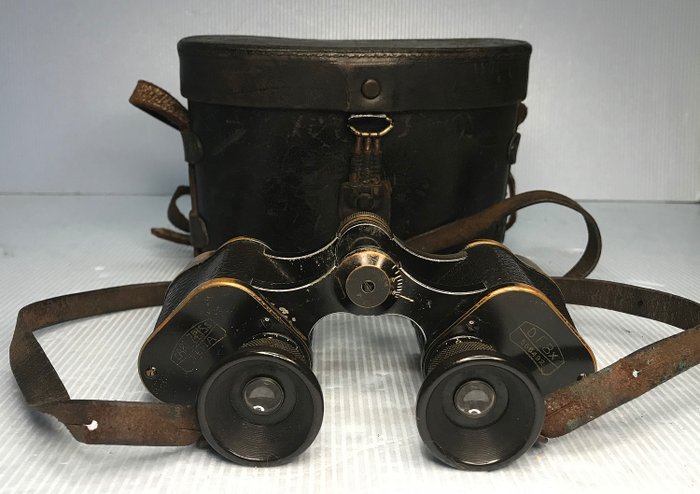 Carl Zeiss Jena D.F.  8x binoculars. Antieke Duitse militaire verrekijker / tijdperk 1e WW - 1907/1908. Met origineel foedraal en draagriem.