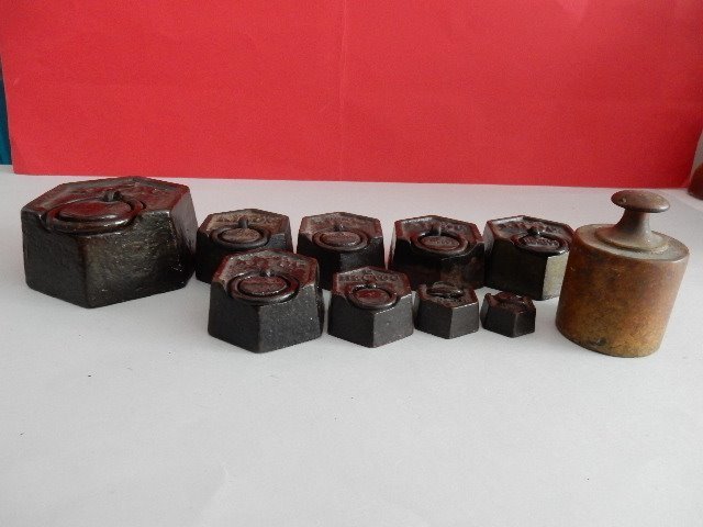Large and beautiful series of 9 hexagonal old weights in black iron cast and 1 cast iron weight - (10) - Melting