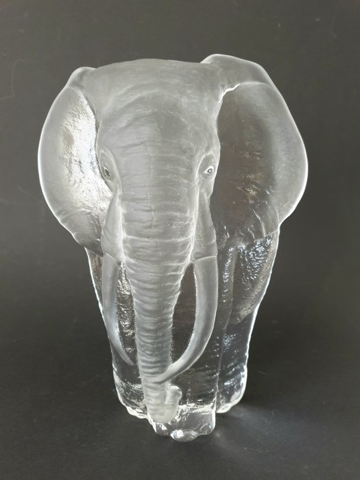 Mats Jonasson - Rzeźba kryształowa z dzikiej przyrody: Duży, masywny słoń - sygnowany - Szkło