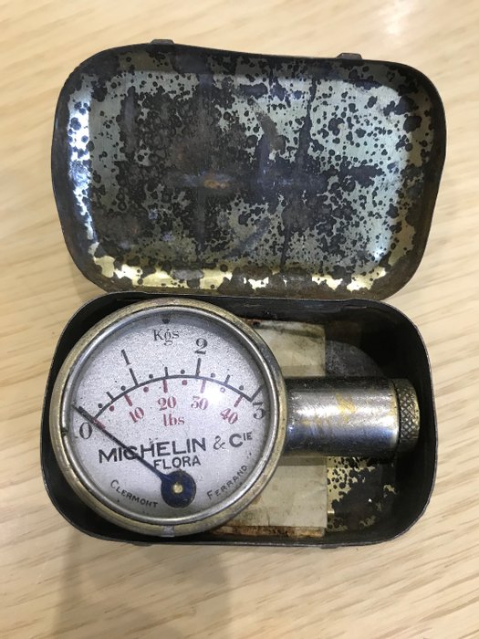 Manometro Michelin Flora con la sua scatola di metallo - Michelin - 1920-1930