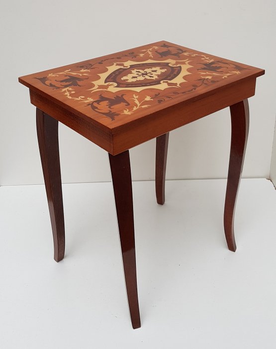 Music table inlaid intarsia - Wood