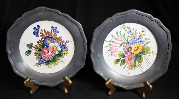 Bassano - Paire d'Assiettes Florales en Céramique Italienne Cerclées d'Étain - Contemporain - Céramique