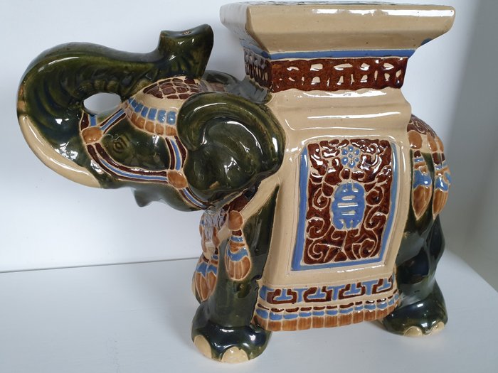 Elefanten- / Pflanzentisch - Keramik