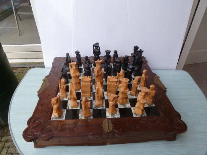 Forntida kinesisk schack satt i slutet av 1900-talet - Trä