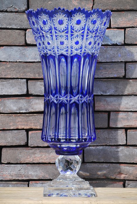Høy blå vase - Bøhmisk krystall - Håndskåret
