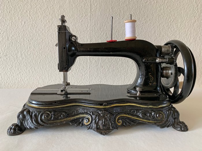  Junker & Ruh - O mașină de cusut antică, ca.1870 - Fontă