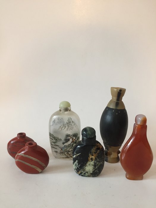 Snuff bottles (6) - 呐 - Basalt, 玻璃 - 中国鼻烟壶，后玻璃画，第20 - 中国 - 20世纪下半叶
