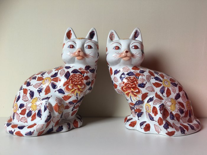 Très grande paire ou chats chinois Imari (2) - Porcelaine - Chine - Milieu du XXe siècle