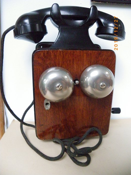 Bell Telephone Antwerp - Un telefono da parete vintage - telefono sul muro, anni '40 - Bachelite, Legno- Quercia, Rame