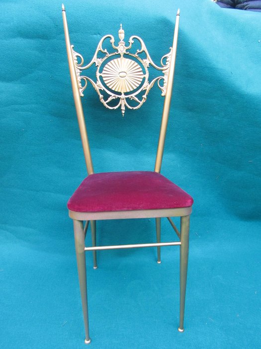 Καρέκλα Chiavarina σε συμπαγές ορείχαλκο με ανάγλυφο