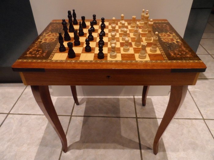 Belle table d'échecs vintage, boîte à musique à Notenhout / Notenlaar avec pièces d'échecs (1) - Noyer / Noyer