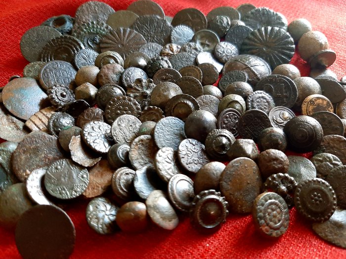 Verzameling middeleeuwse knoppen-grote variëteit- (125) - Middeleeuws - Brons-koper-zilver en bladgoud - XV - XVIII eeuw