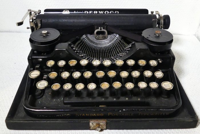 Underwood Typewriter Company  - Underwood Standard Portable Typewriter - 带手提箱的便携式打字机，约1920年 - 重金属