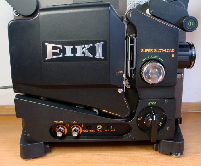 EIKI SL-2 SuperSlot Load 16mm Projector met optische en magnetische geluidsdetectie en extra Eiki Zoomlens in een keurige staat