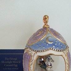 wunderschöne Spieluhr nach Art eines Faberge Ei mit 3 Türen und Karussellpferd 