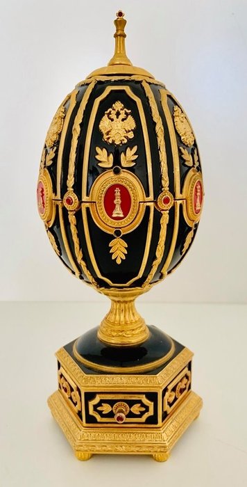 Fabergé - El Huevo Imperial de Ajedrez - Oro pesado de 24 quilates y plateado - COMPLETO CON TODAS LAS PIEZAS DE CHESS