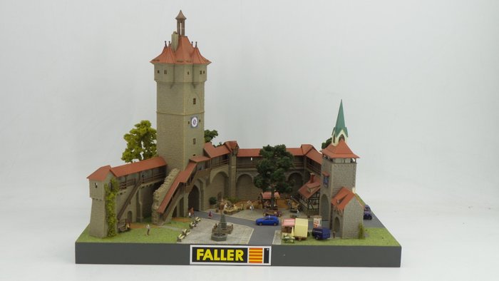 Faller H0 - Krajobraz - Diorama „Mury miejskie i brama miejska” na placu z „cotygodniowym targiem”