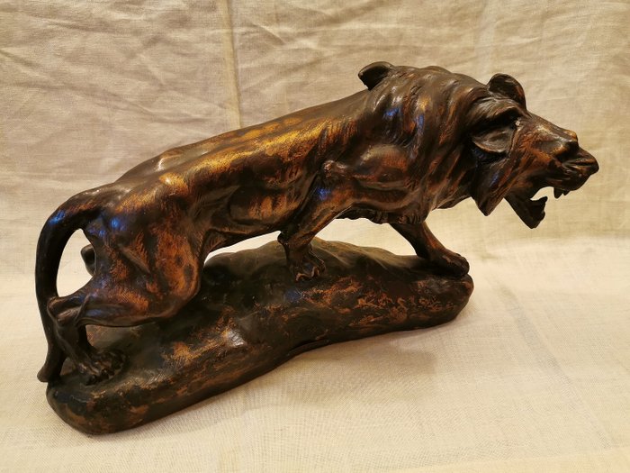 Thomas-François Cartier (1879-1943) - 塑像, “ L望台上的狮子” - 红陶, 兵马俑配古铜色 - 20世纪上半叶