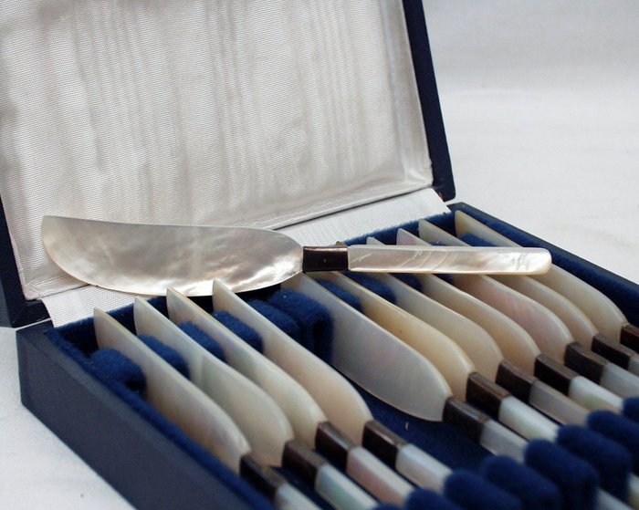 Art Deco caviar (smear) knives mother of pearl