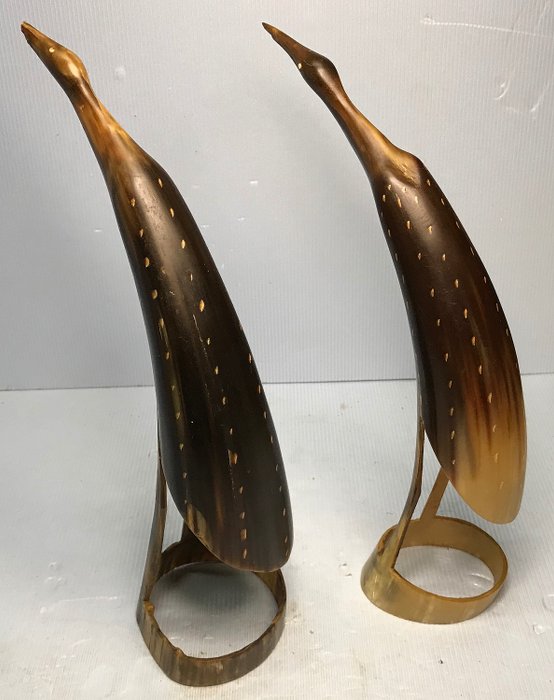 2 aus Horn geschnitzte Vögel - 1950er oder früher - besonders und künstlerisch - Horn