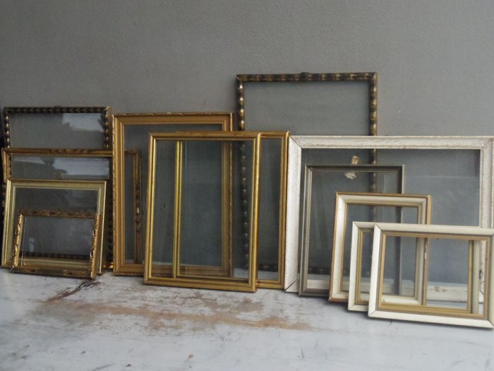 Collage av träantikviteter och gamla guldramar (13) - Glas, Trä