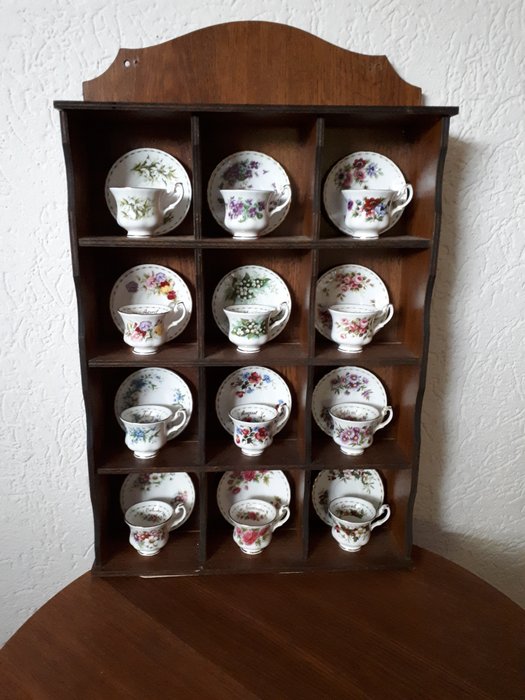 Royal Albert  - 12 mini tazza e piattino 'Fiore del mese' + armadio in legno - Legno, Porcellana